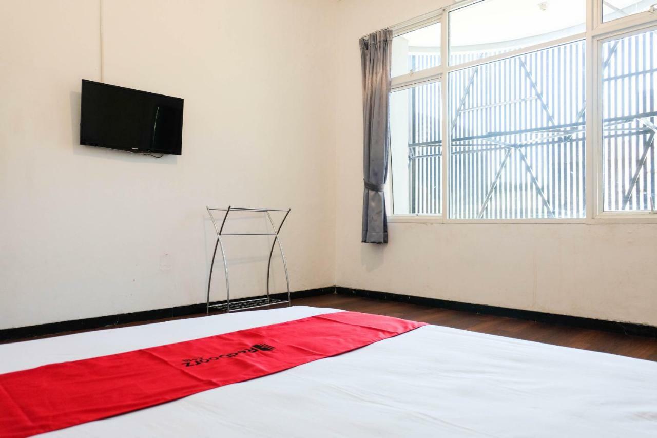 Reddoorz Near Ahmad Yani Airport 3 Hotel Semarang Bagian luar foto